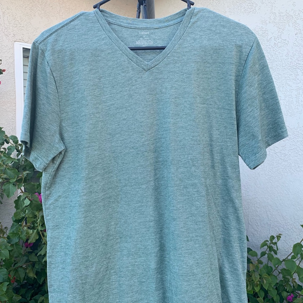 MENS V-NECK T-SHIRT SIZE MEDIUM